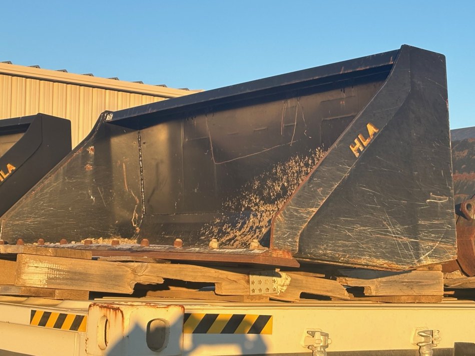HLA BUCKET 78 SKID STEER BUCKET WITH CUTTING EDGE 19LA55187 54677