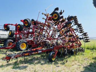 2004 BOURGAULT 8810-40 - Image 0