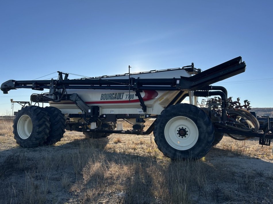 BOURGAULT 7700 NO SADDLE, NO SCALES, SHEDDED, 4 METERS, AUGER, X35 MONITOR 41501AS-05 54702