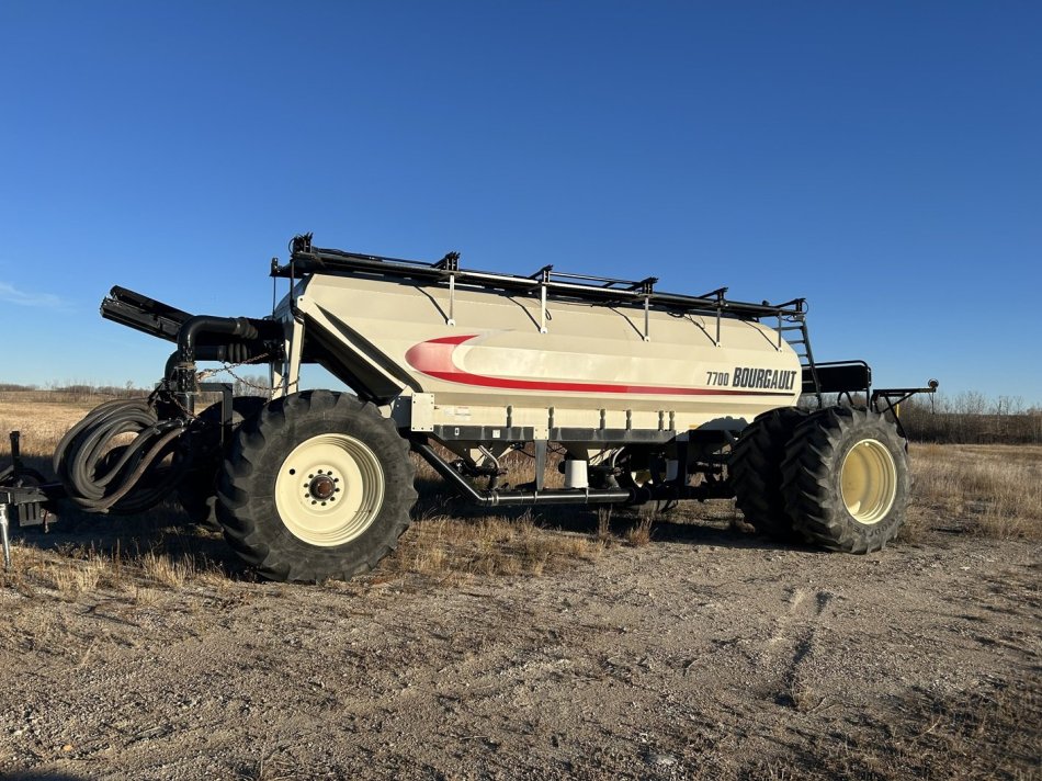 BOURGAULT 7700 NO SADDLE, NO SCALES, SHEDDED, 4 METERS, AUGER, X35 MONITOR 41501AS-05 54703