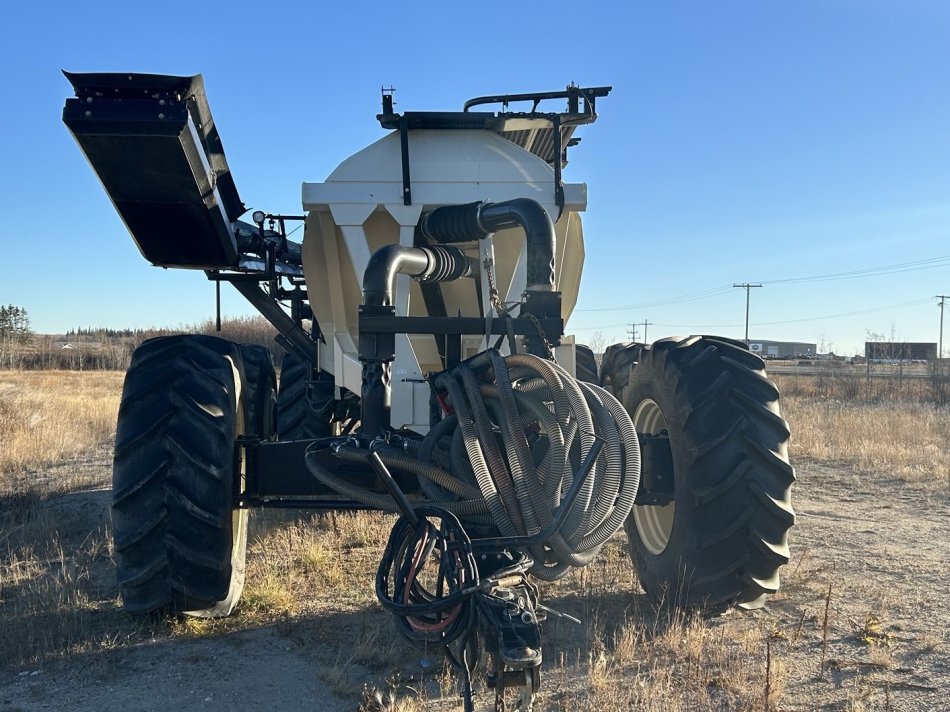 BOURGAULT 7700 NO SADDLE, NO SCALES, SHEDDED, 4 METERS, AUGER, X35 MONITOR 41501AS-05 54704